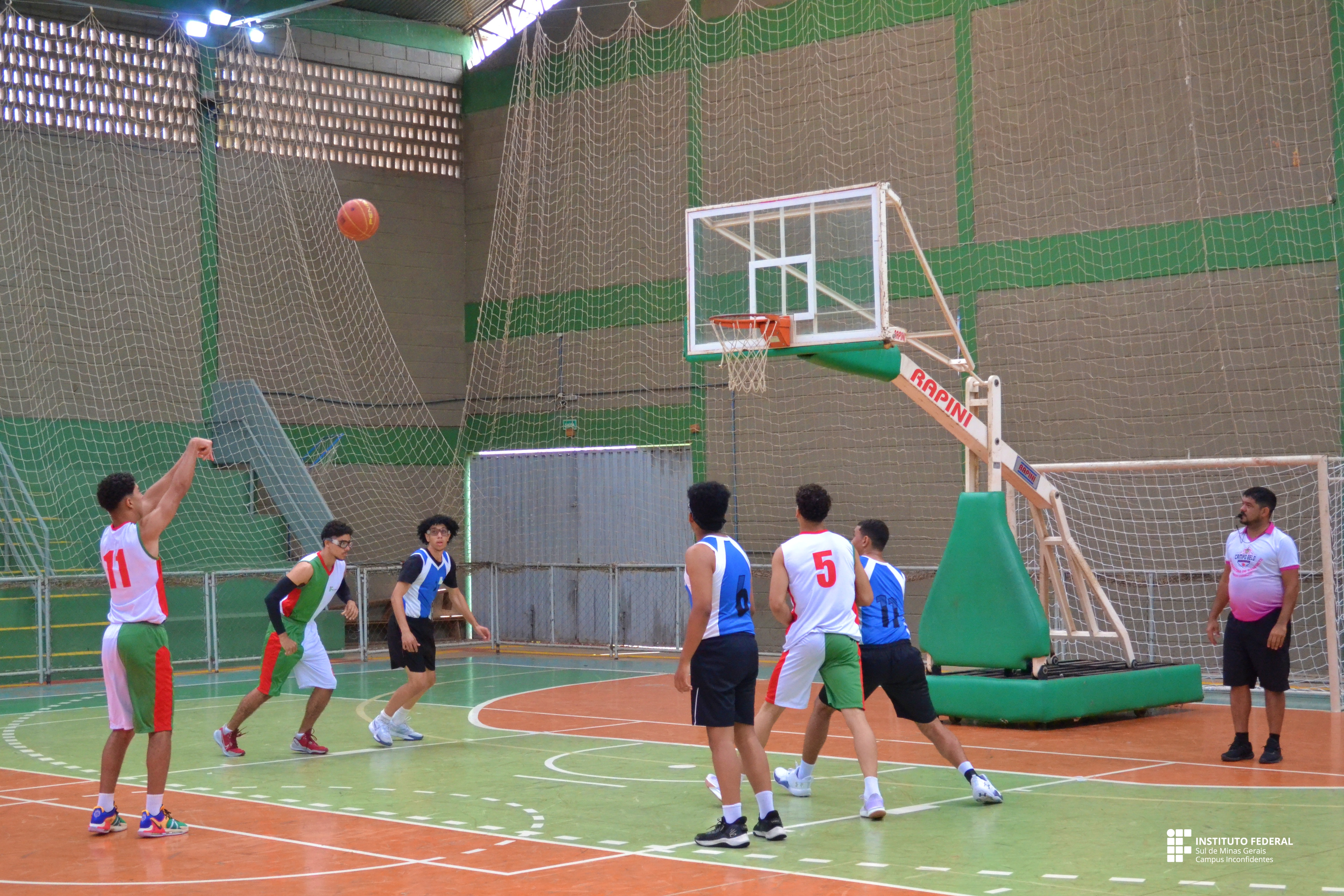 Atletas disputam basquete na quadra do Poliesportivo Nilo Peçanha (Foto: Ascom)