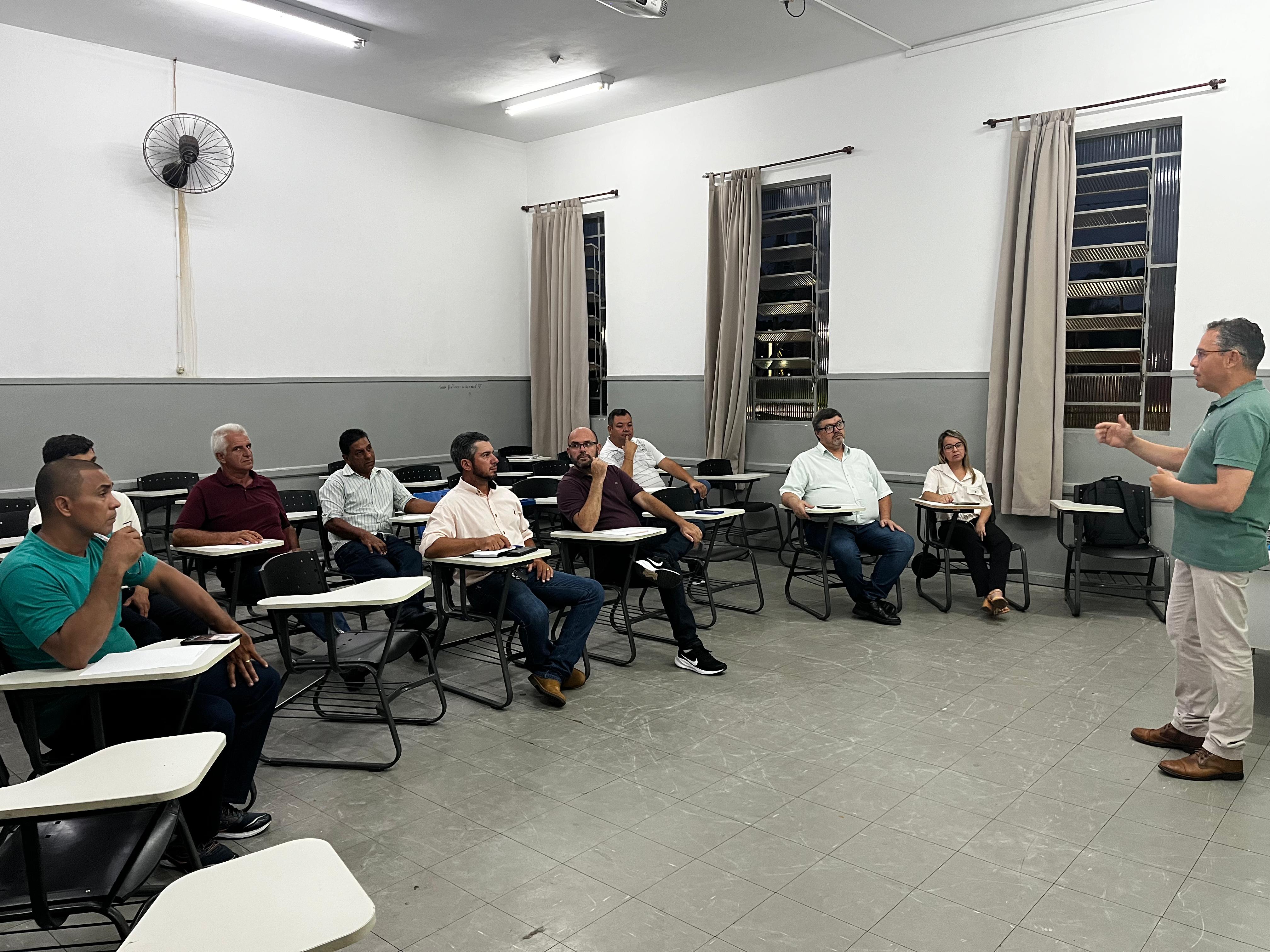 Vereadores de Inconfidentes participam de Curso de Oratória, em sala do Prédio Principal. (Foto: Câmara Municipal de Inconfidentes)