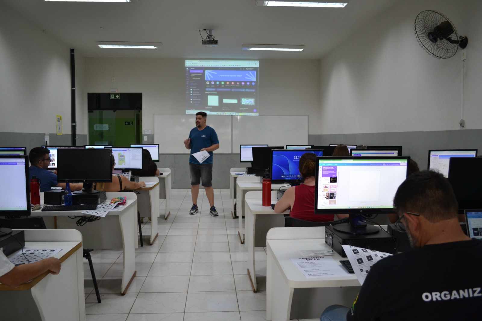 Estudantes recebem orientações sobre como criar um design, ferramentas, além da combinação de elementos, cores e textos. (Foto: ASCOM)