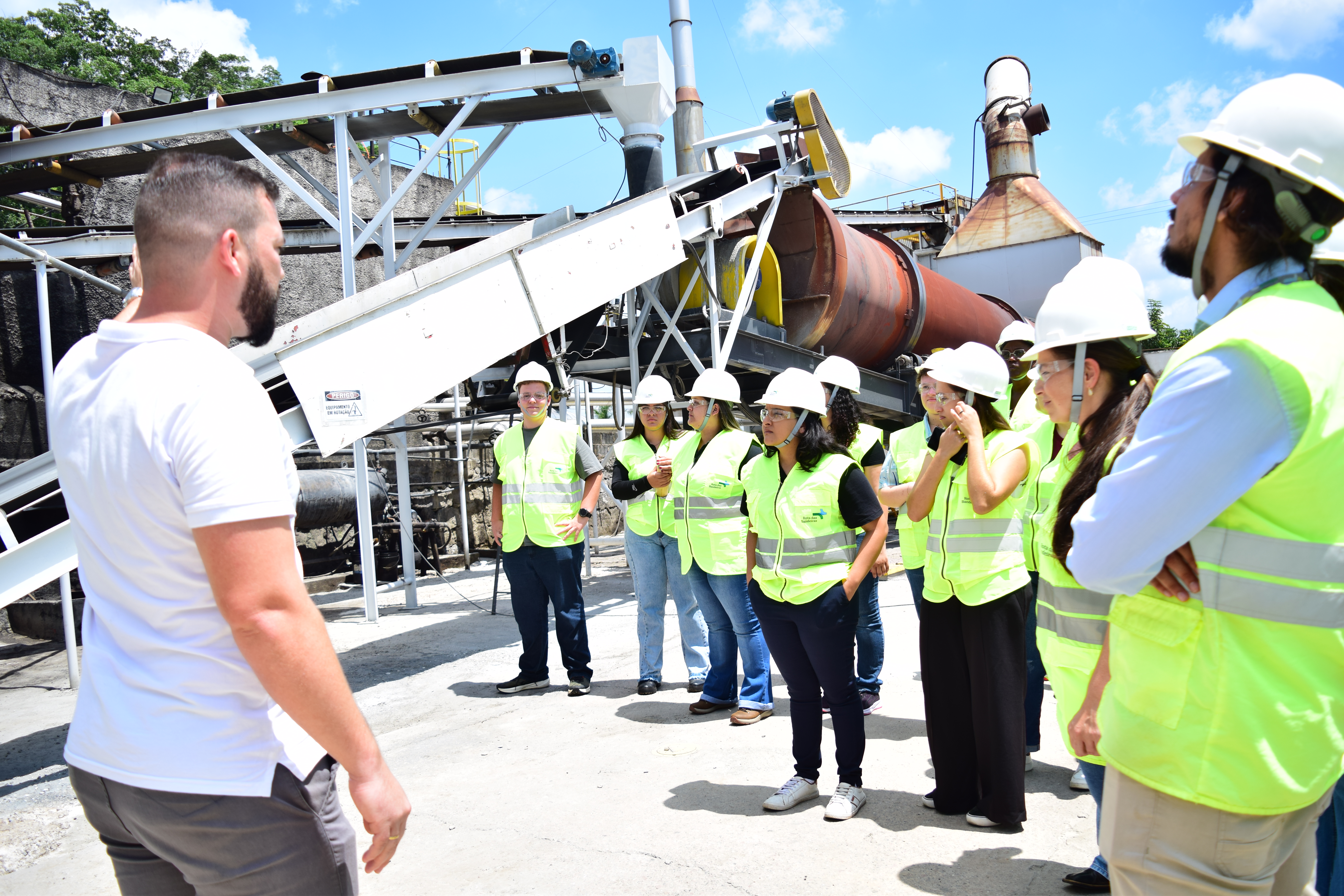 Estudantes da Engenharia de Agrimensura e Cartográfica são acompanhados pelos professores do IFSULDEMINAS, durante visita técnica (Foto: Divulgação)