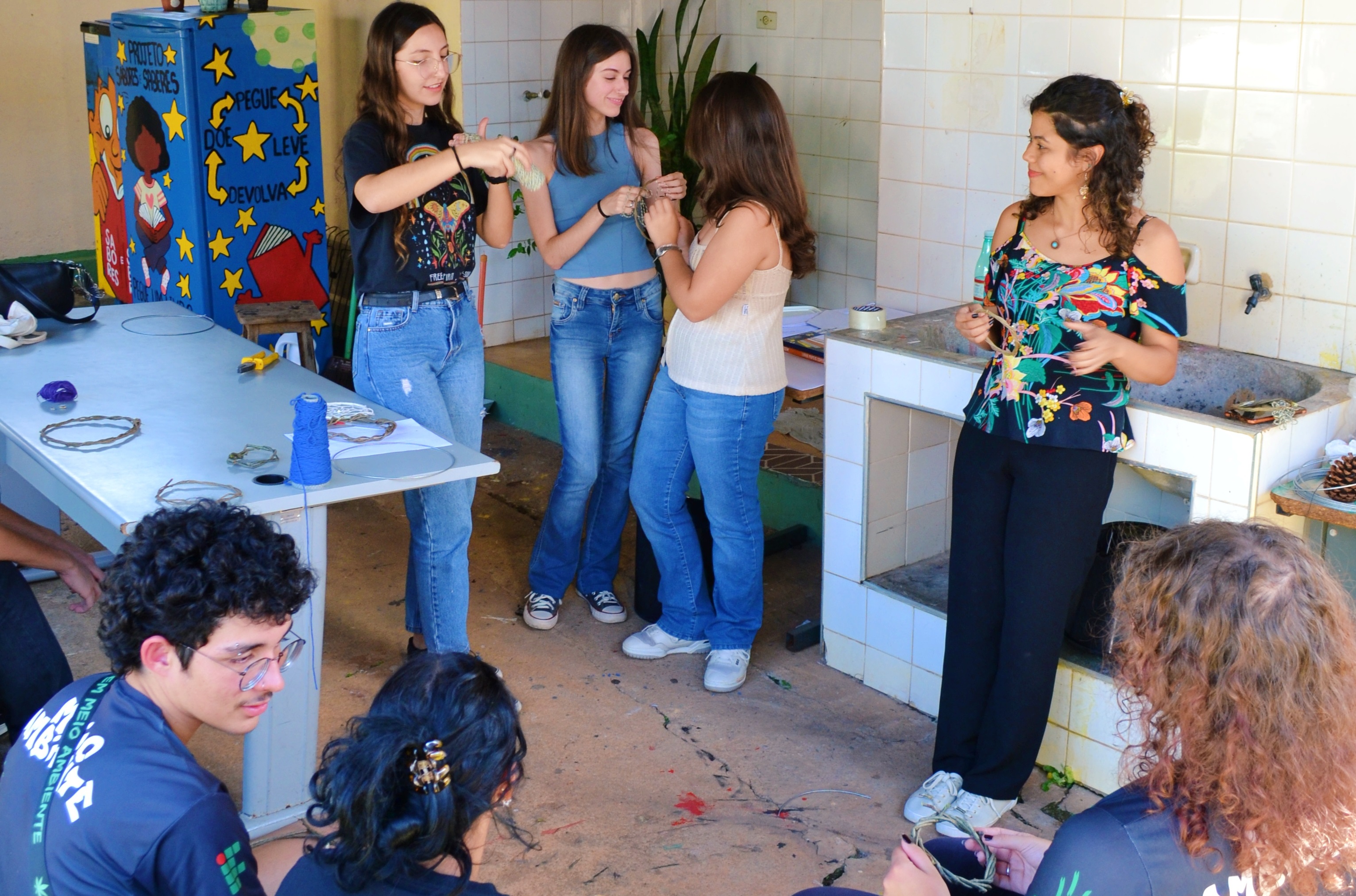 Estudantes realizam oficinas de arte no alpendre da Casa das Artes (Foto: Ascom)
