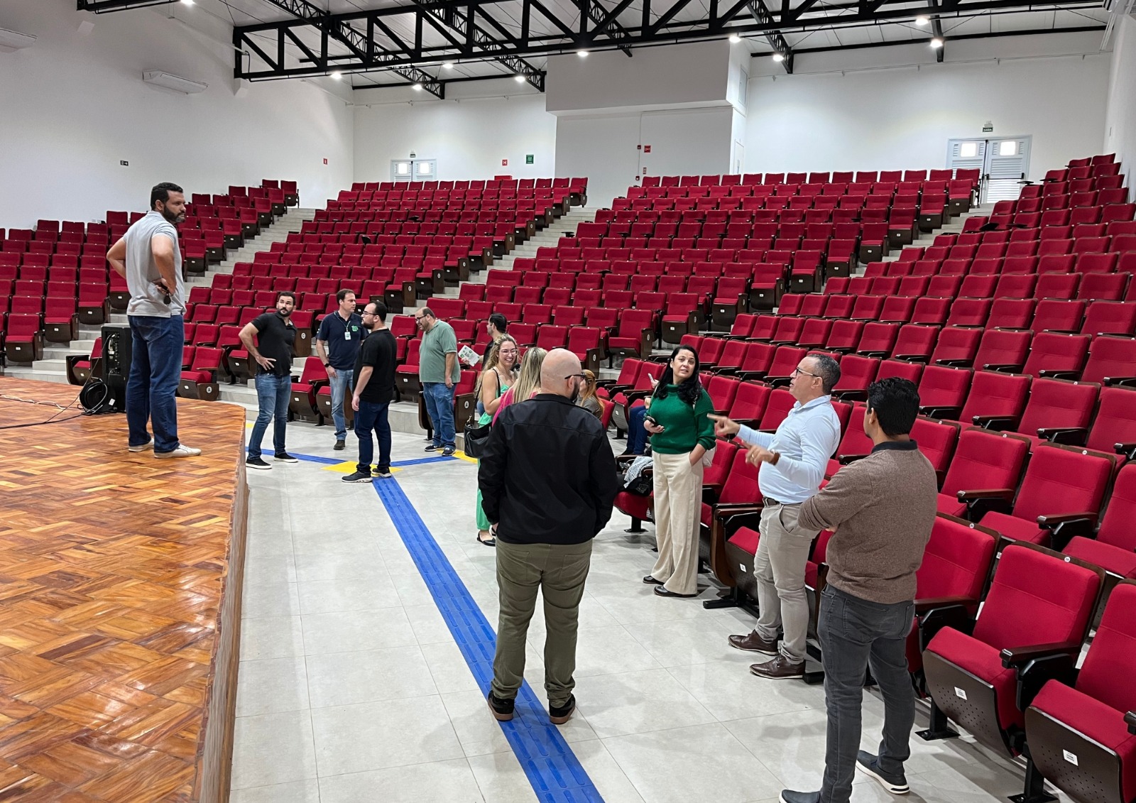 Membros da Reitoria se encontram com representantes do campus, no novo auditório (Foto: Ascom)