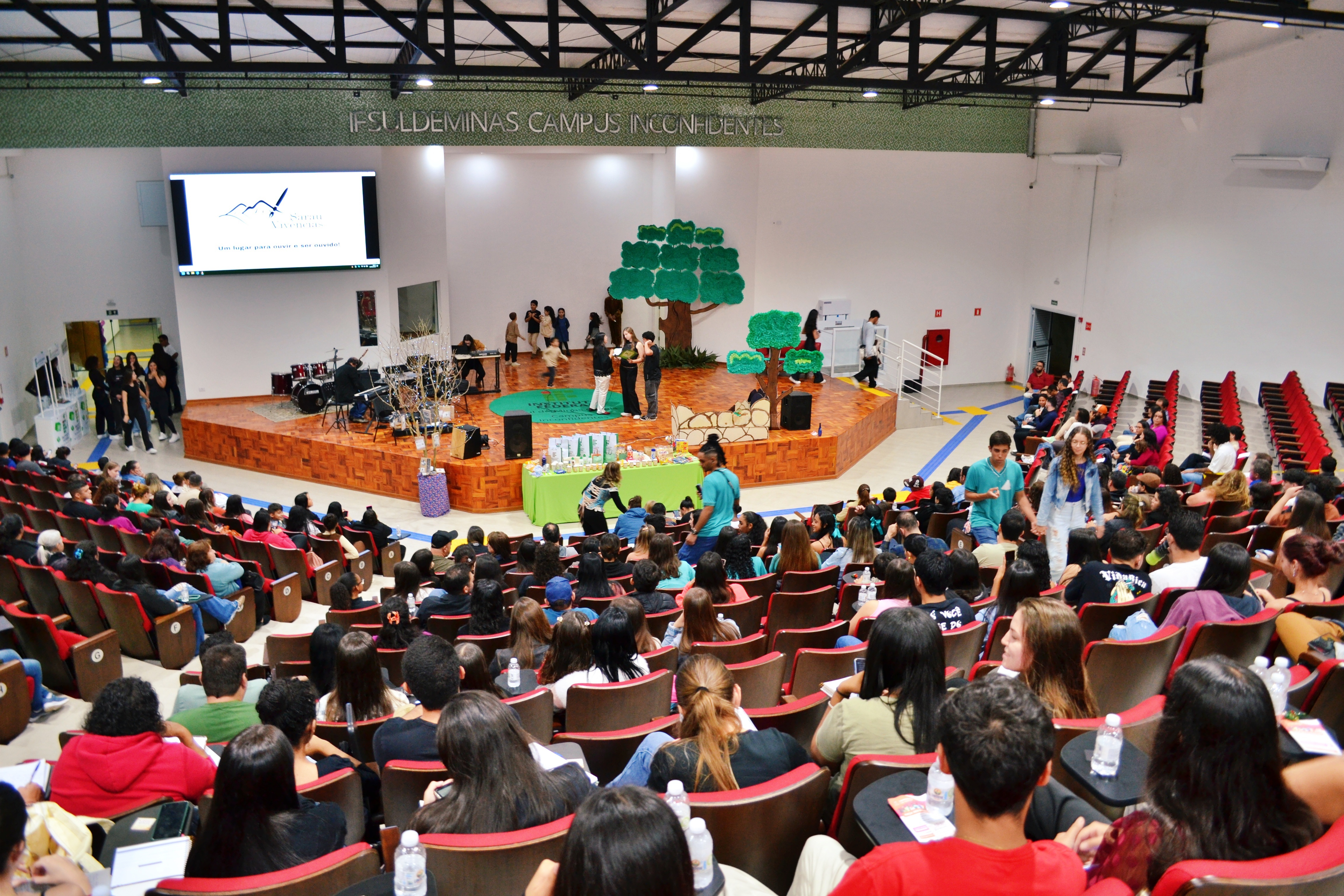 Auditório "Professora Cristiane Camargo" recebe público e artistas para o Sarau Vivências (Foto: Ascom)