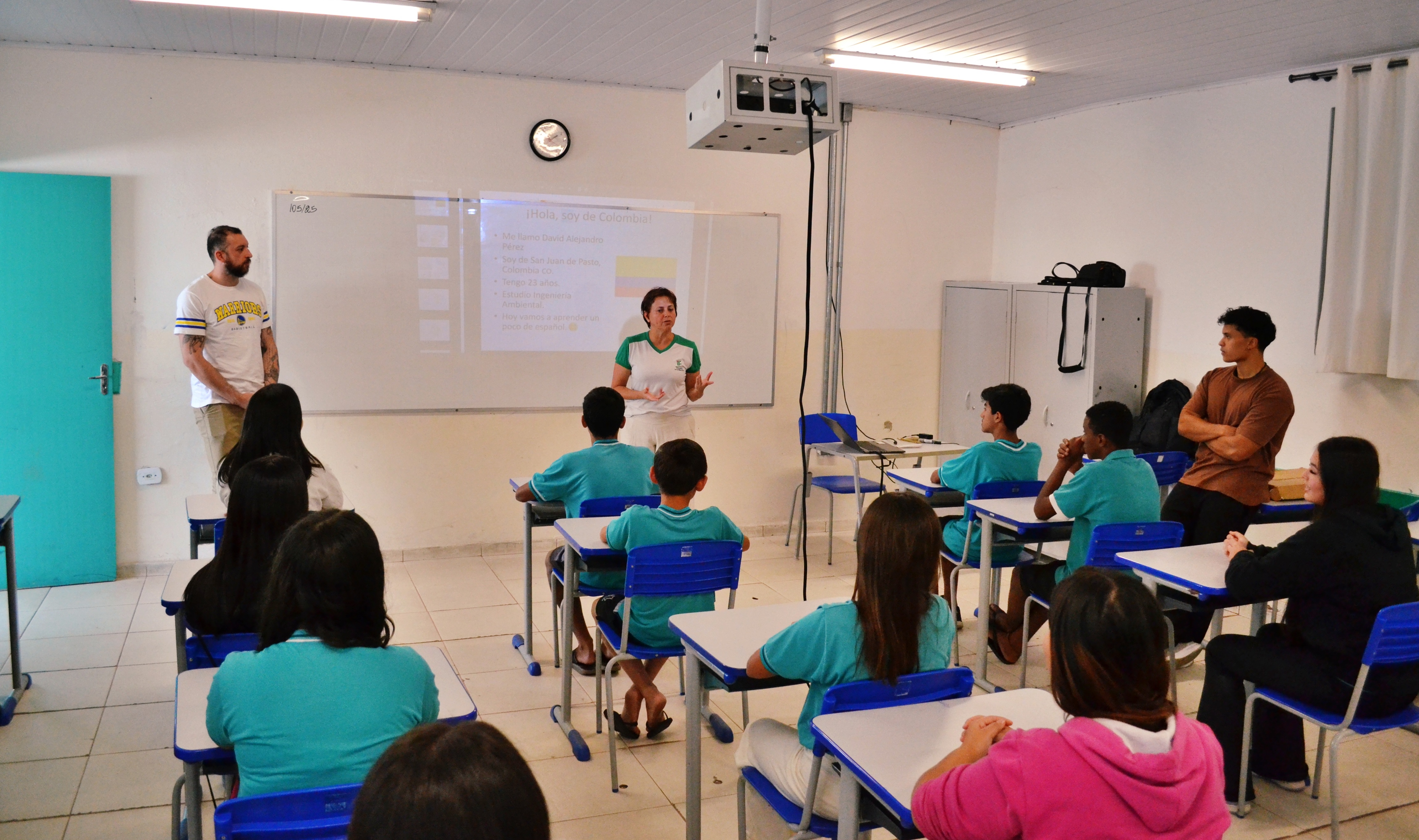 Coordenadora do projeto, professora Andresa Guimarães, apresenta atividades para alunos da Escola Estadual Felipe dos Santos. (Fotos: Ascom)