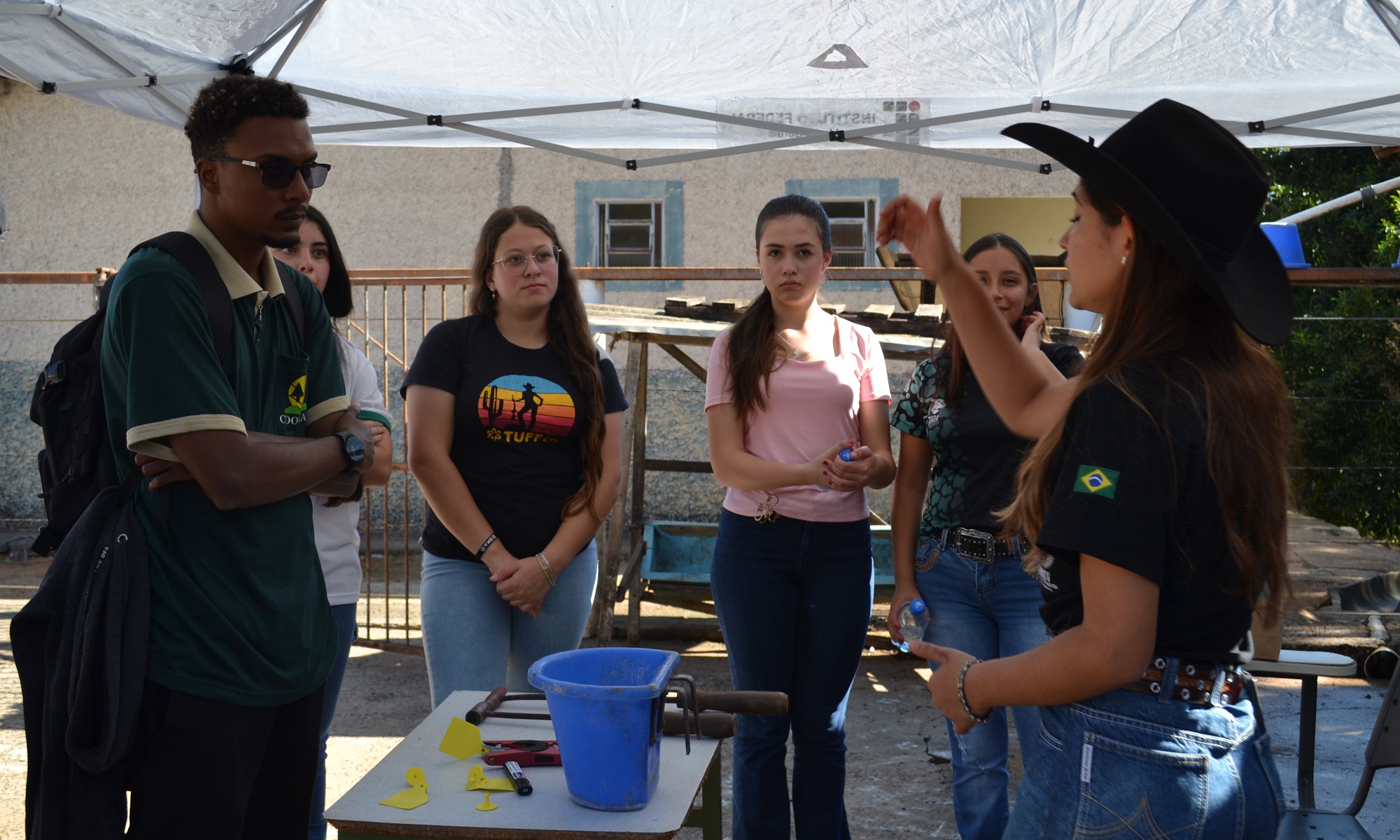 Estudantes recebem orientações sobre manuseio do leite, no setor de Bovinocultura. (Foto: Ascom)