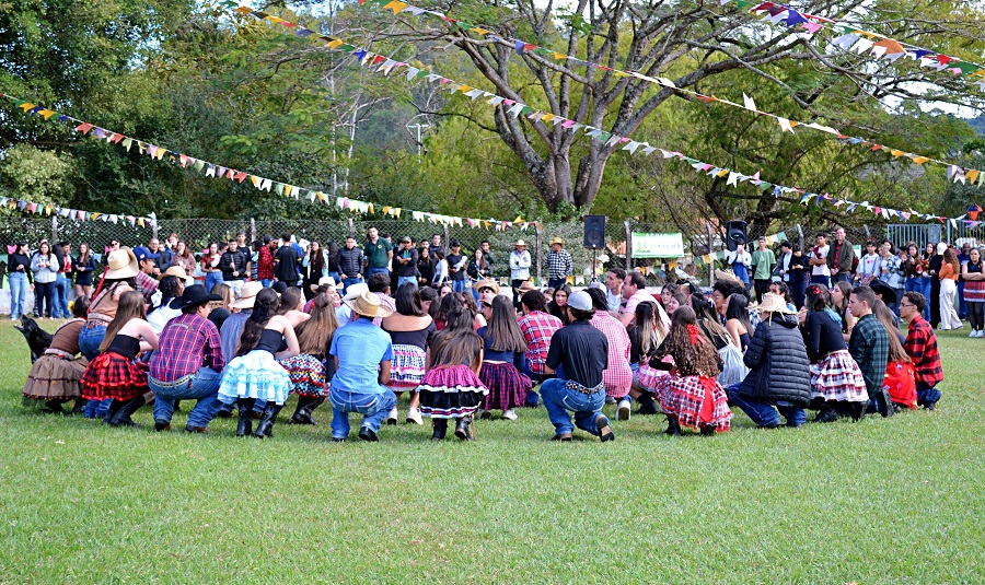 Estudantes do campus apresentam "quadrilha", durante o evento. (Foto: Ascom)