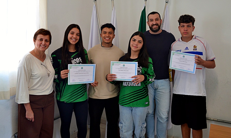 Estudantes da Escola Estadual Felipe dos Santos, de Inconfidentes (MG), recebem certificado de conclusão do projeto. (Foto: Ascom)