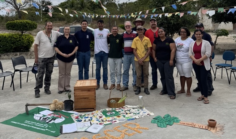 Visita à EFA Renascer, no Assentamento Campo Novo, em Jequitinhonha - alunos, professores, gestores, familiares e dirigente associativo. (Foto: Divulgação)