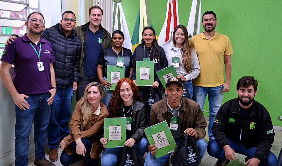 Membros da direção geral e do Setor de Extensão do Campus Inconfidentes recepcionam estudantes intercambistas, no gabinete (Foto: Ascom)