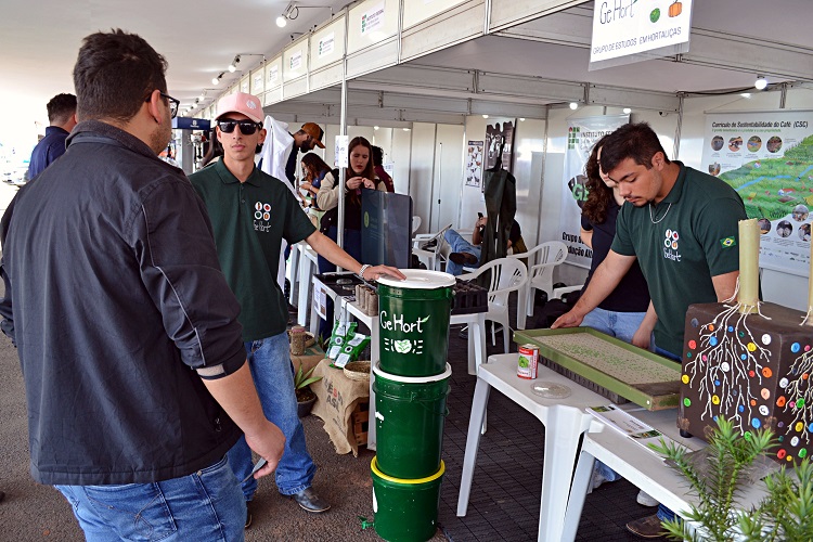 Estudantes de diferentes grupos de estudos participam de feira agropecuária. (Foto: Ascom)