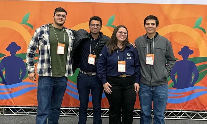 Representaram o campus o servidor Alexandre Dias, responsável técnico pelo Setor de Fruticultura, os estudantes Enrico Rossini Gille e Larissa Paronetti Galo (Engenharia Agronômica) e Leonardo Paronetti Galo (Técnico em Agropecuária). (Foto: Divulgação)