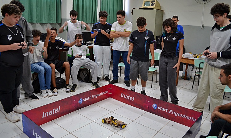 Estudantes do Curso Técnico em Informática apresentam performance dos robôs. (Foto: Ascom)