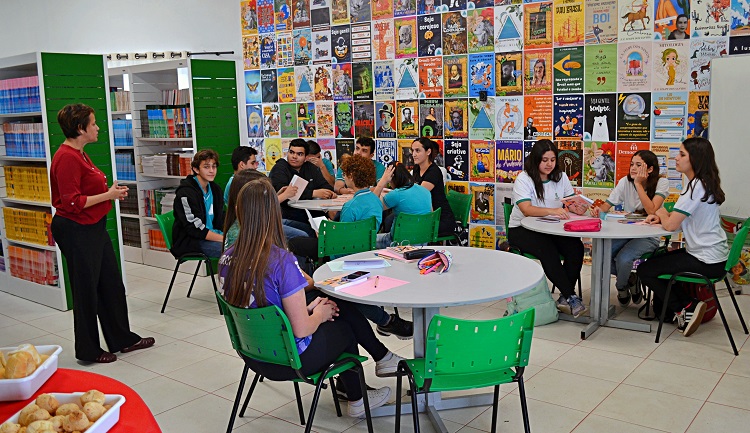 Professora Andresa Batista coordena atividades de leitura com estudantes da Escola Estadual Felipe dos Santos e do IFSULDEMINAS. (Foto: Ascom)