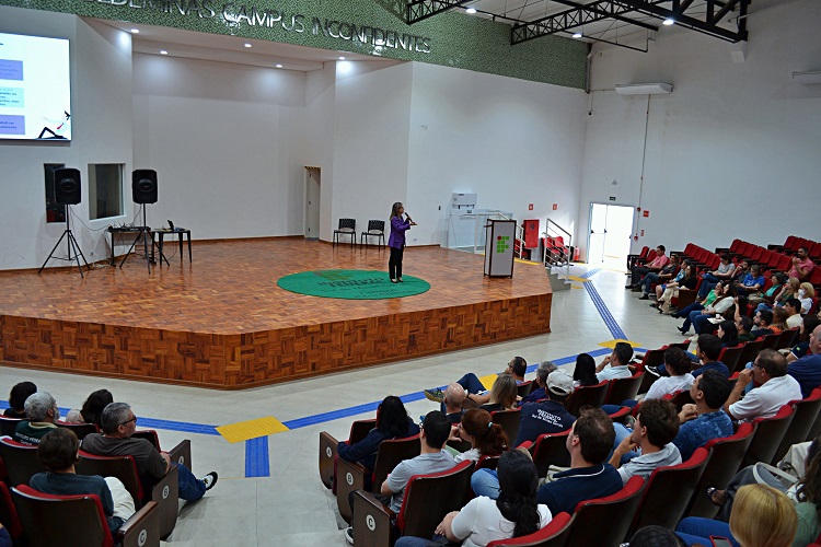 Procuradora Federal, Daniela Gonçalves Carvalho, expõe tema para servidores no Auditório da Fazenda-Escola (Foto: Ascom)