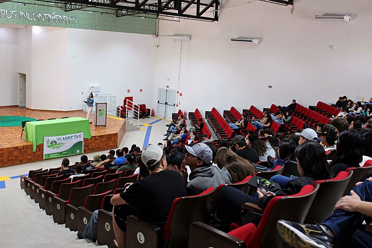 Estudantes participam de palestra no Auditório Professora Cristiane Cordeiro, na Fazenda-Escola (Foto: Ascom)