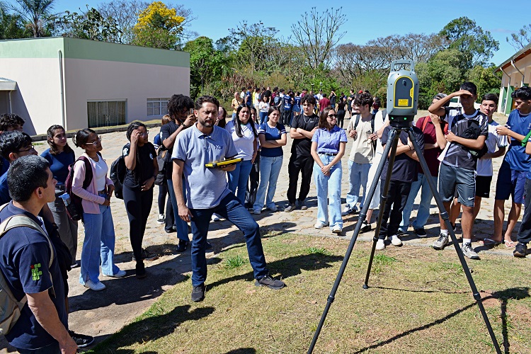 Estudantes da área de Agrimensura participam de laboratórios, na Fazenda-Escola. (Foto: Ascom)