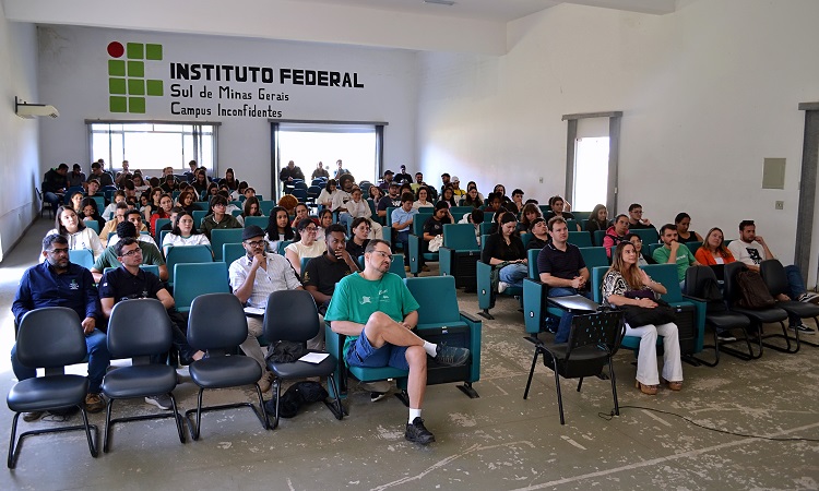 Público acompanha palestra no Auditório do Centro de Procedimentos Ambientais. (Foto: Ascom)