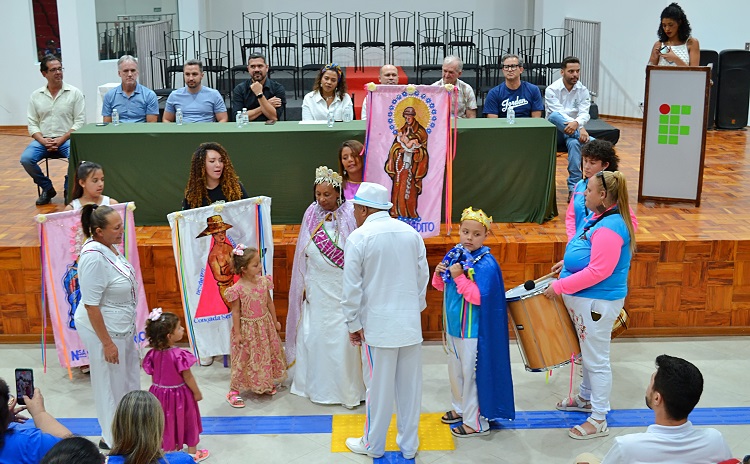 Congada de São Benedito, de Ouro Fino (MG), se apresenta para autoridades e público no Auditório da Fazenda-Escola. (Foto: Ascom)