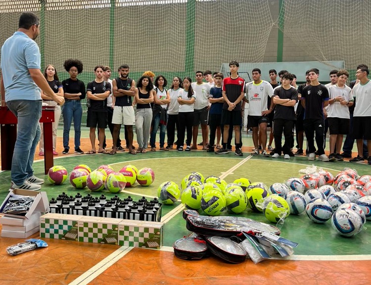 Equipe da direção geral faz entrega de materiais esportivos para estudantes. (Foto: Divulgação)