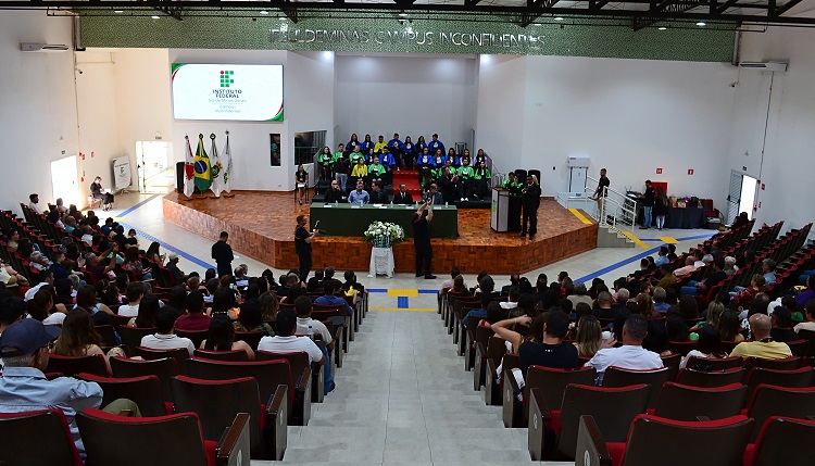 Formados, autoridades e público se encontram no Auditório "Professora Cristiane Cordeiro de Camargo" para cerimônia. (Foto: Reality Formaturas)