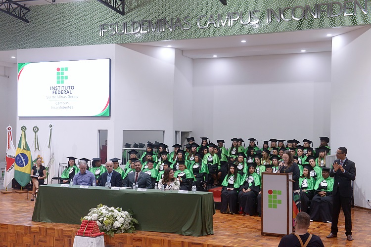 Autoridades e Formandas participam de cerimônia, no Auditório "Professora Cristiane Cordeiro". (Foto: Reality Formaturas)