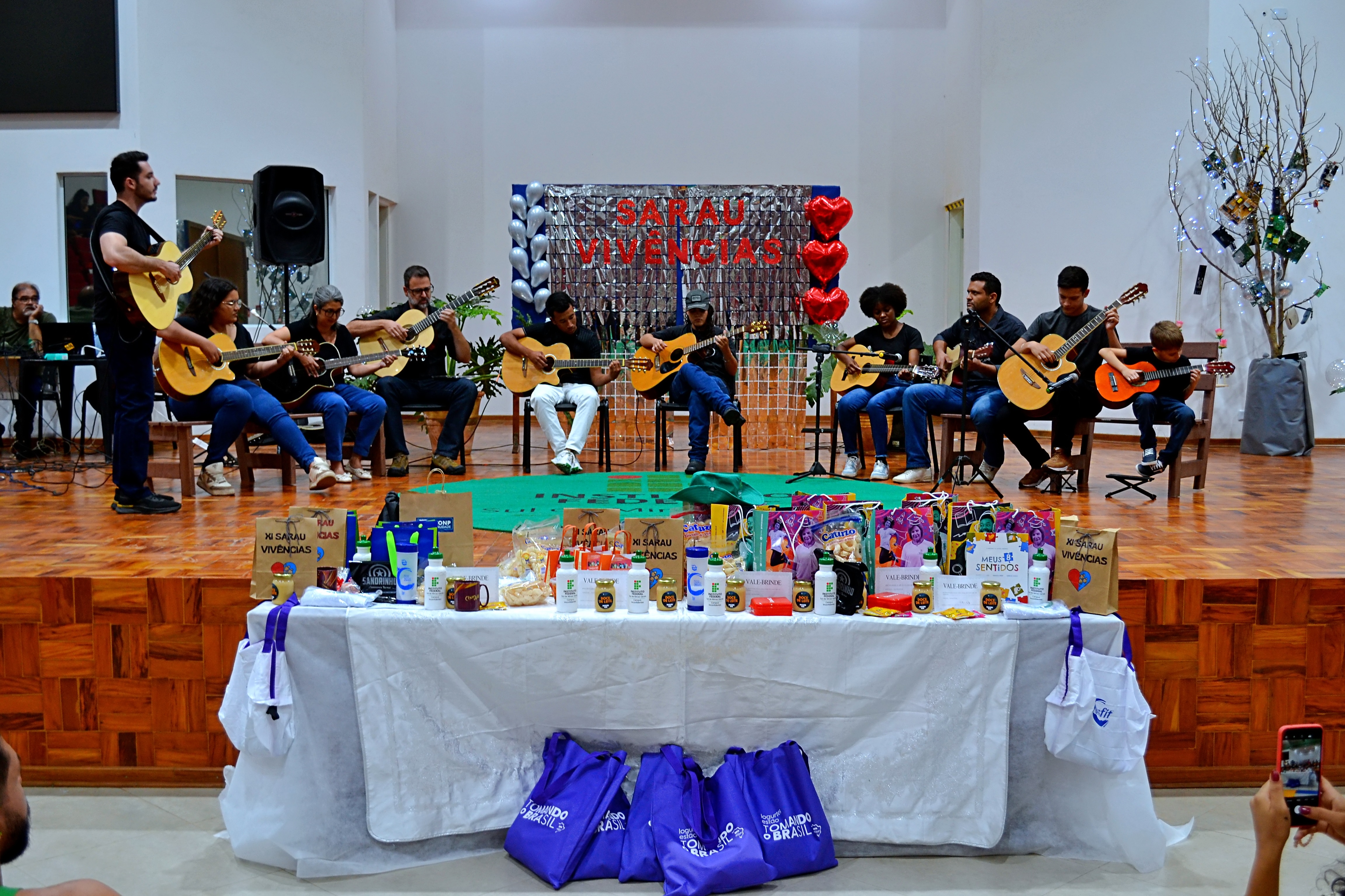 Estudantes e servidores se apresentam durante "Sarau Vivências", no Auditório Professora Cristiane Cordeiro de Camargo. (Foto: Ascom)