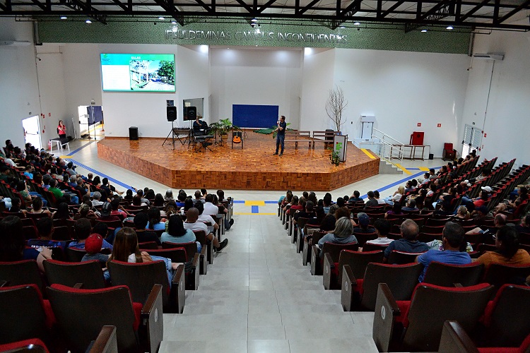 Pais e responsáveis pelos alunos dos Cursos Técnicos recebem orientações no Auditório da Fazenda-Escola (Foto: Ascom)
