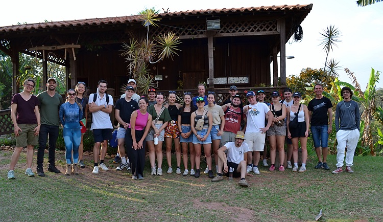 Estudantes franceses conhecem o Setor de Agroecologia do campus. (Foto: Ascom)