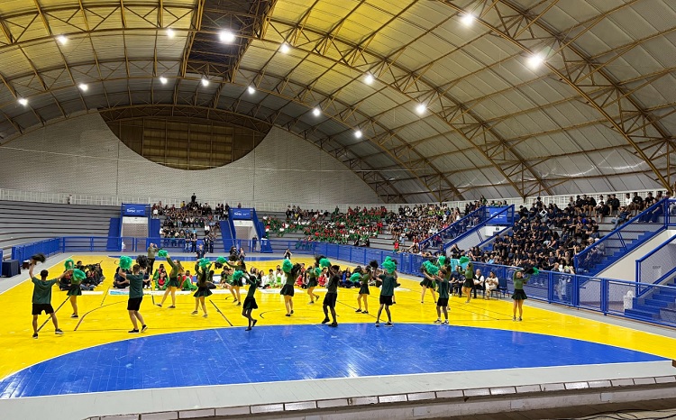 Estudantes participam de cerimônia de abertura dos JIF's, etapa regional, em Guarapari (ES). (Foto: Divulgação)