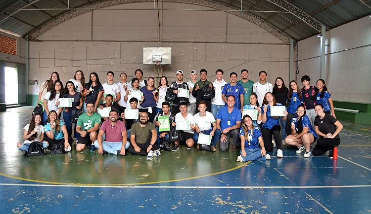 Direção geral recebe estudantes atletas na quadra do prédio principal do campus e os homenageia pelo desempenho nos JIF's. (Foto: Ascom)