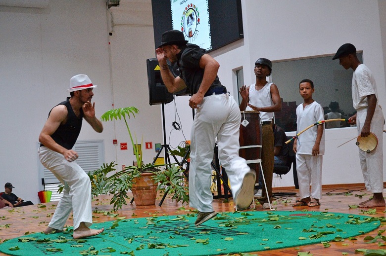 Grupo de Capoeira apresenta performance no palco do auditório "Professora Cristiane Cordeiro de Carmargo" (Foto: Ascom)