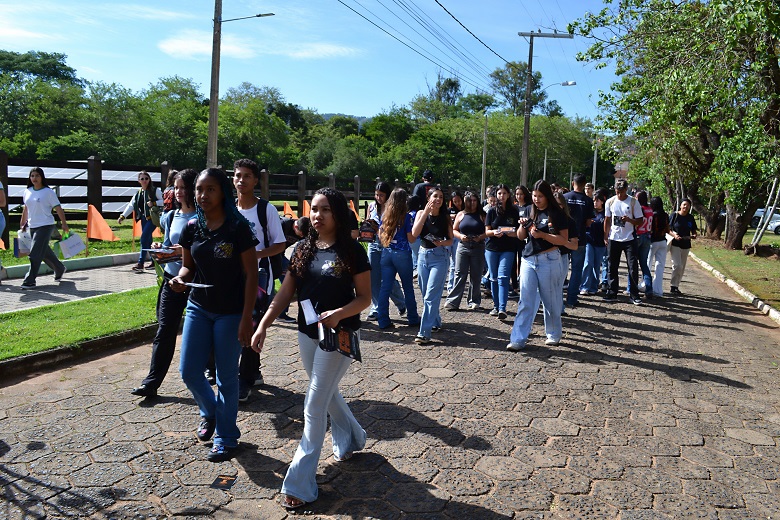 Estudantes de escolas públicas e privadas da região chegam à Fazenda-Escola. (Foto: Ascom)