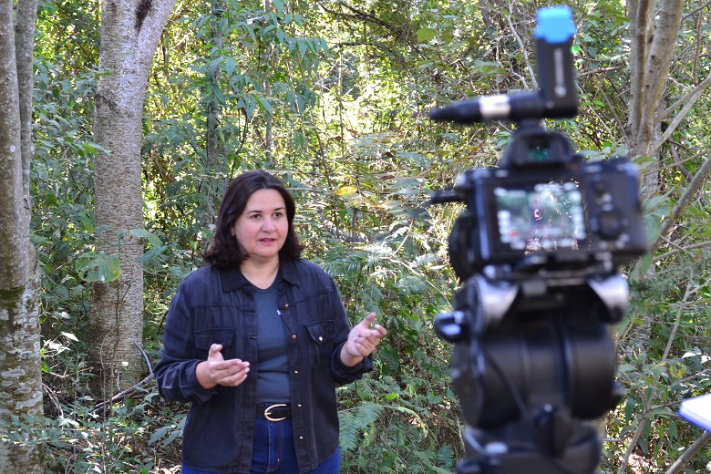 Professora Lílian Vilela durante entrevista para TV Globo para série especial da COP -30 (Foto: Ascom)