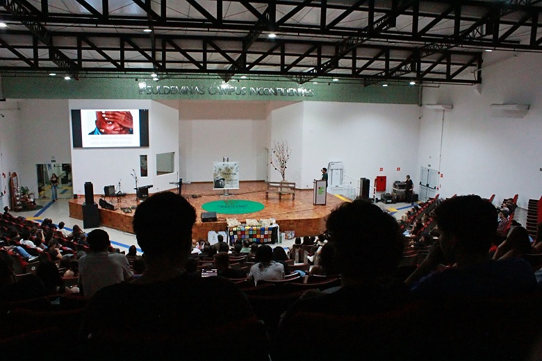 Publico assiste homenagem a Milton Nascimento, na abertura do Festival. (Foto: Ascom)