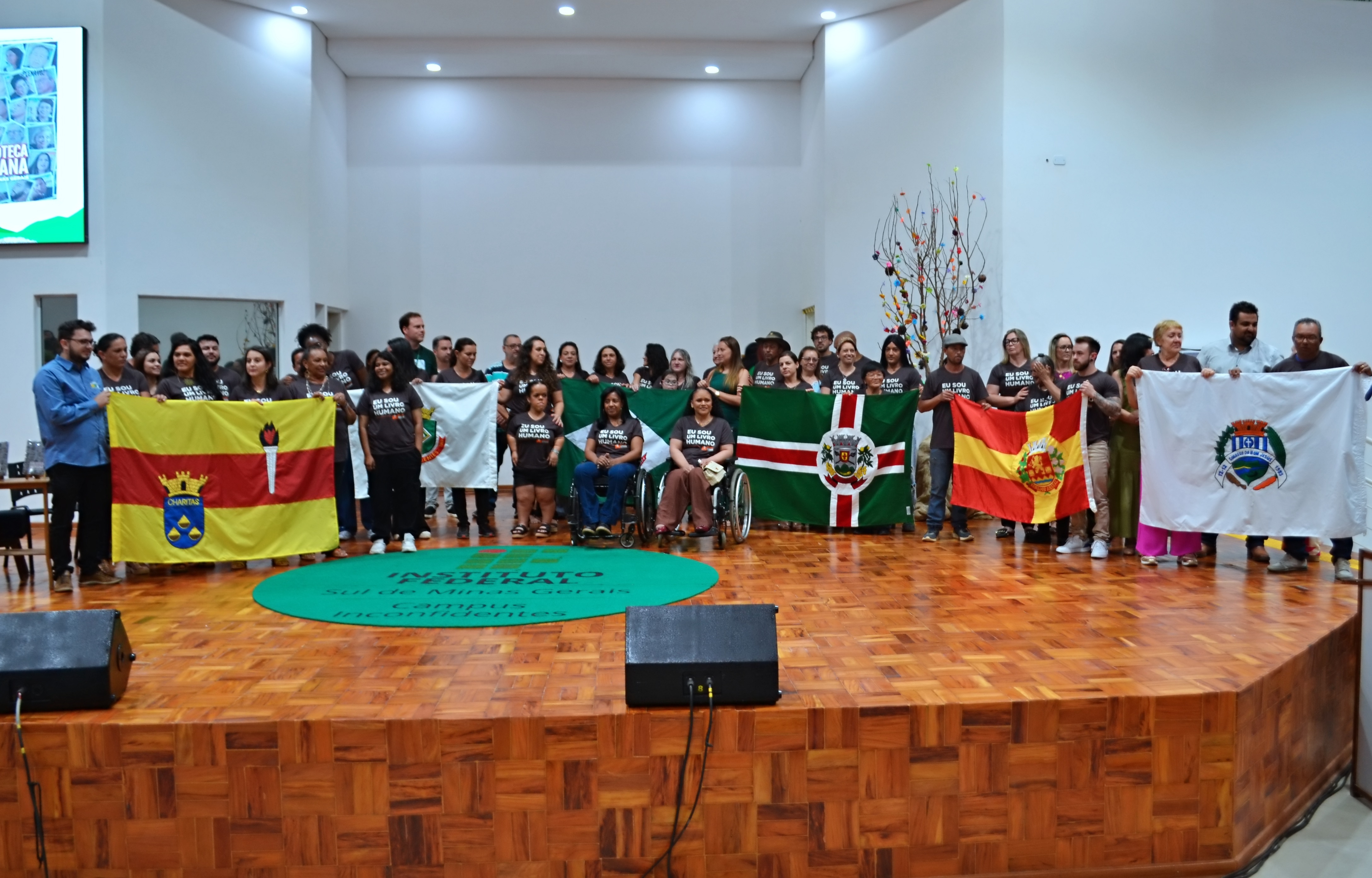 Representantes do Projeto "Biblioteca Humana" lançam livros, no auditório da Fazenda-Escola. (Foto: Ascom) 
