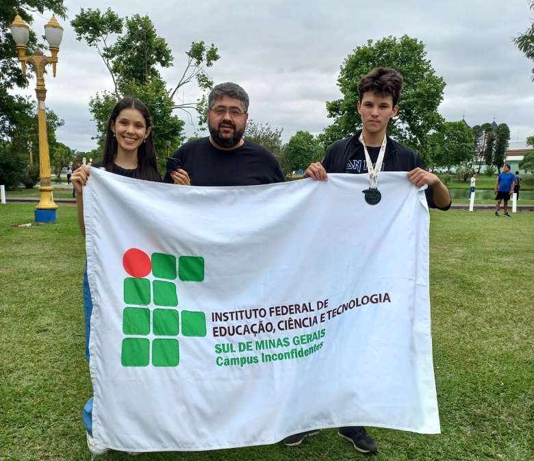 Representantes do Campus Inconfidentes na Olimpíada de Matemática das Instituições Federais (OMIF), no Paraná. (Foto: Divulgação)