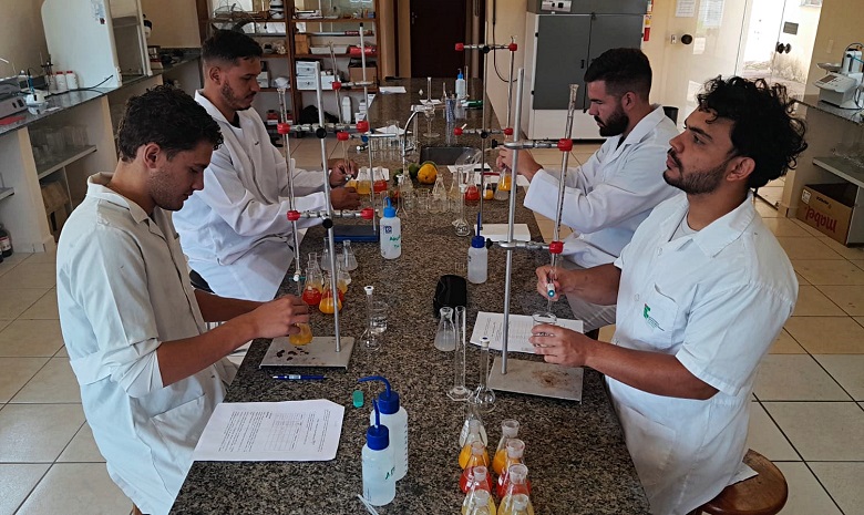 Estudantes participam de curso prático em laboratório do Campus Inconfidentes (Foto: Ascom)