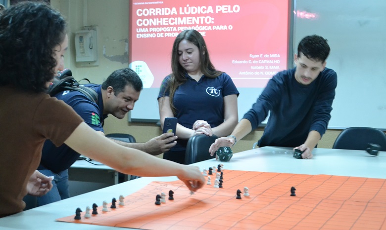 Estudantes participam de atividade no LEM (Laboratório de Educação Matemática) - (Foto: Ascom)