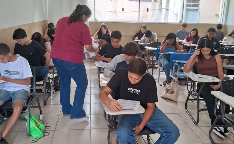 Candidatos recebem caderno de prova em sala de aula na Fazenda-Escola (Foto: Ascom)