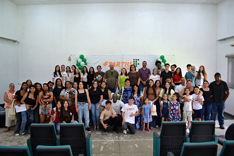 Estudantes de escolas públicas recebem certificado, no Auditório do Centro de Procedimentos Ambientais. (Foto: Ascom)