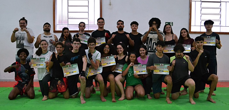 Estudantes recebem certificado de graduação da prática esportiva. (Foto: Ascom)