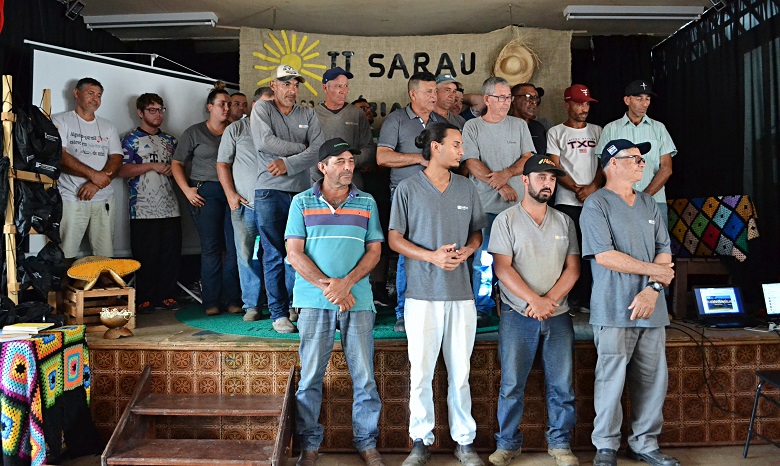 Servidores da Fazenda-Escola recebem homenagem no Salão Social. (Foto: Ascom)