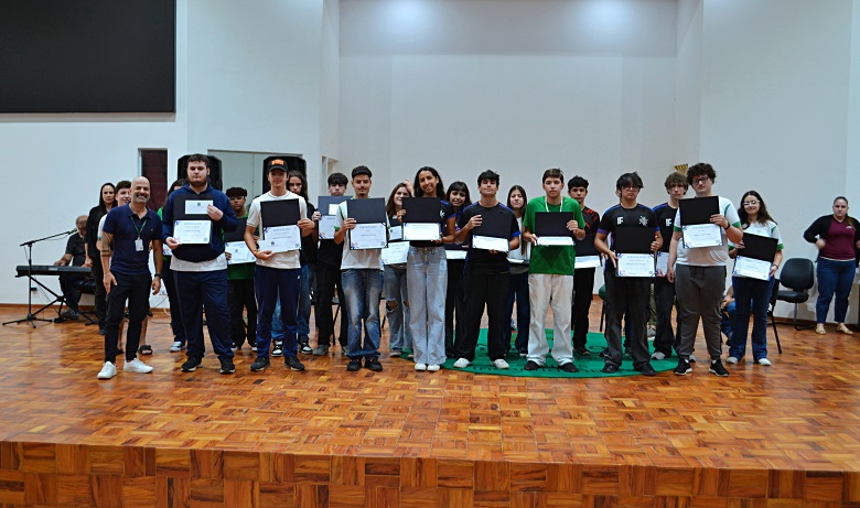 Estudantes, destaques em 2025, recebem reconhecimento por desempenho no ano letivo. (Foto: Ascom)