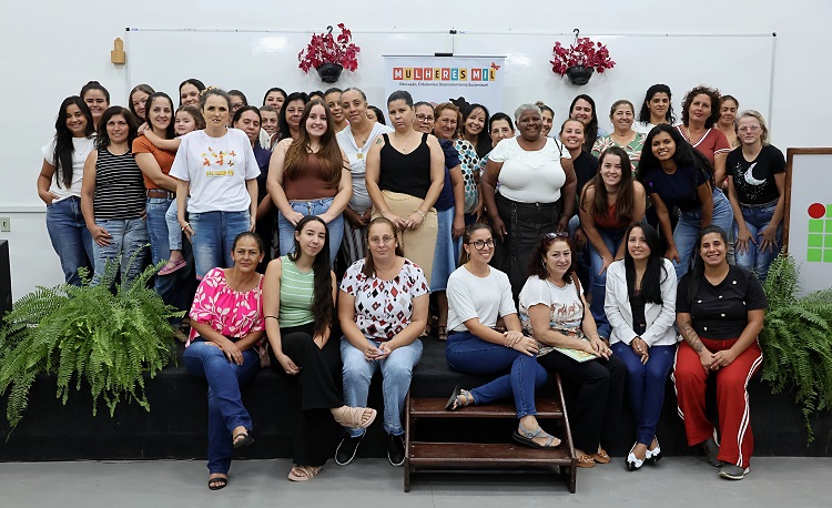 Alunas participam de aula inaugural no Auditório do Centro de Procedimentos Ambientais. (Foto: Ascom)